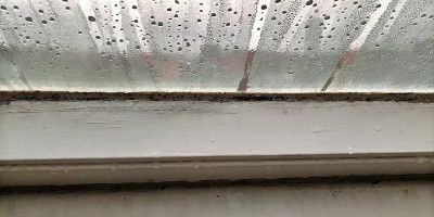 condensation formée sous une fenêtre de toit