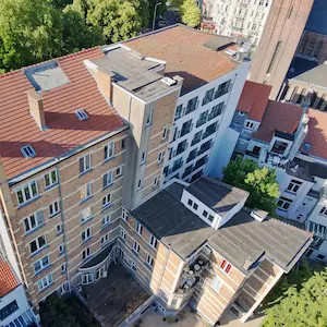 Vue aérienne d'un bâtiment avec toitures plates