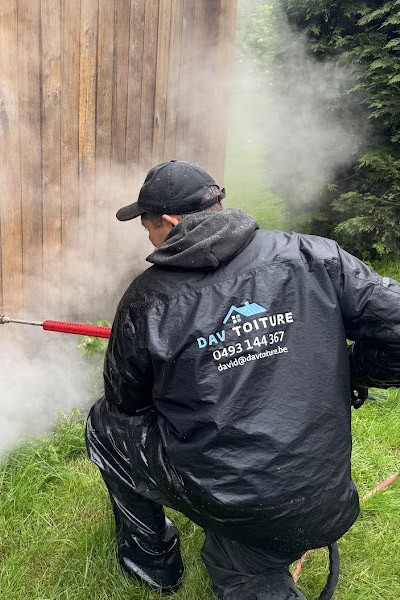 ouvrier nettoyant un bardage en bois avec un nettoyeur basse pression vapeur