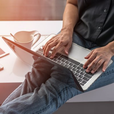 vue d'une personne travaillant sur un ordinateur