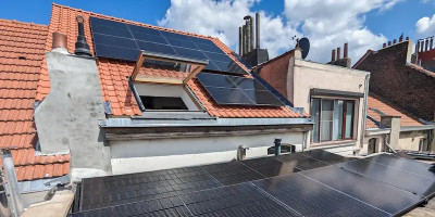 Installation de panneaux solaires sur toiture rénovée par Dav Toiture à Bruxelles