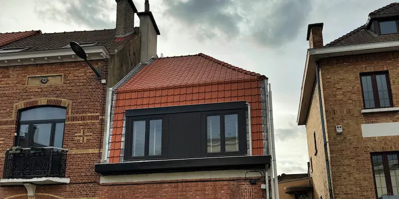 Maison en tuile rouge avec appentis