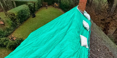 vue d'une bâche verte posée sur une toiture