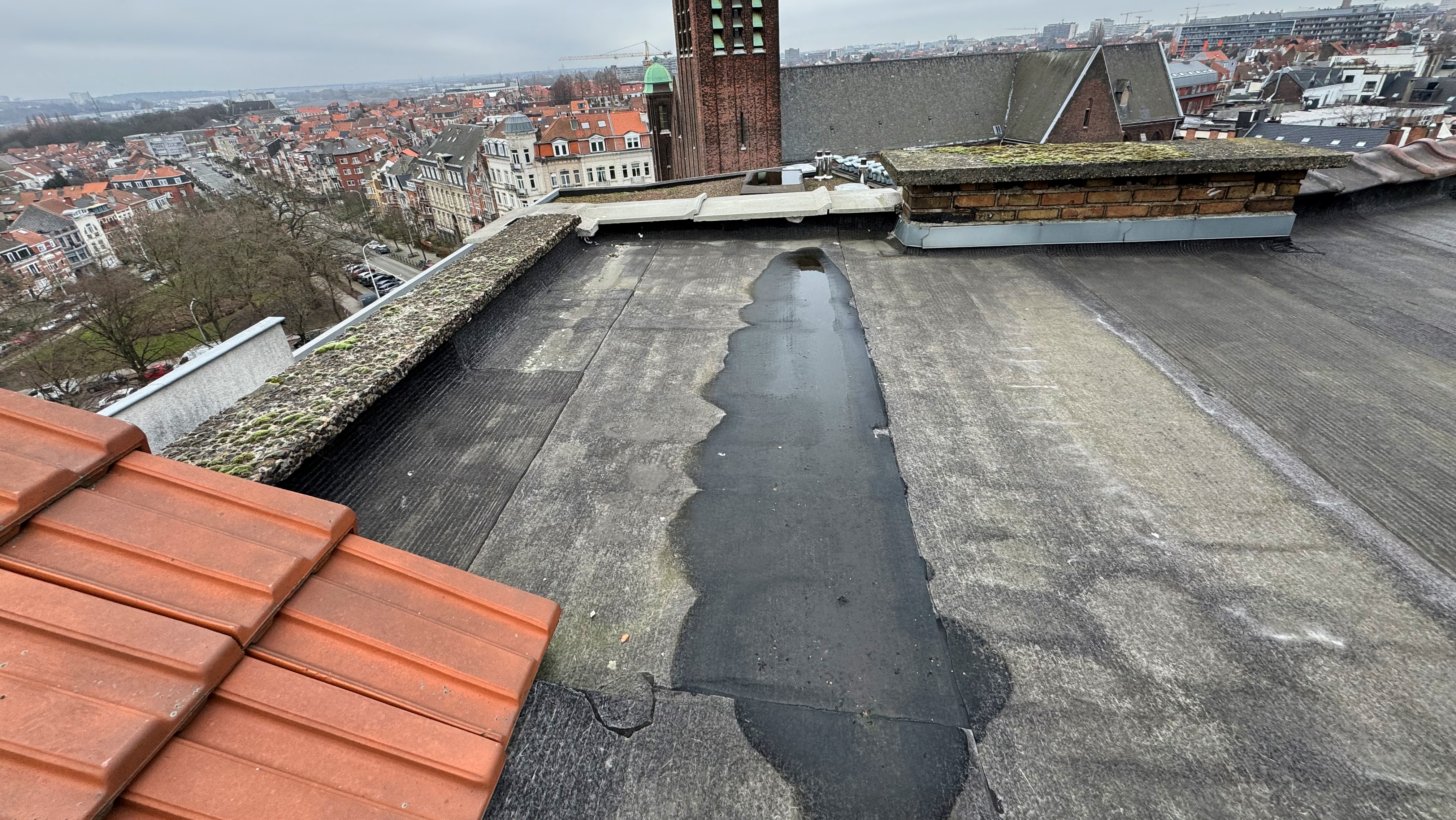 Vieille plateforme en roofing avec vue sur les toits de Bruxelles