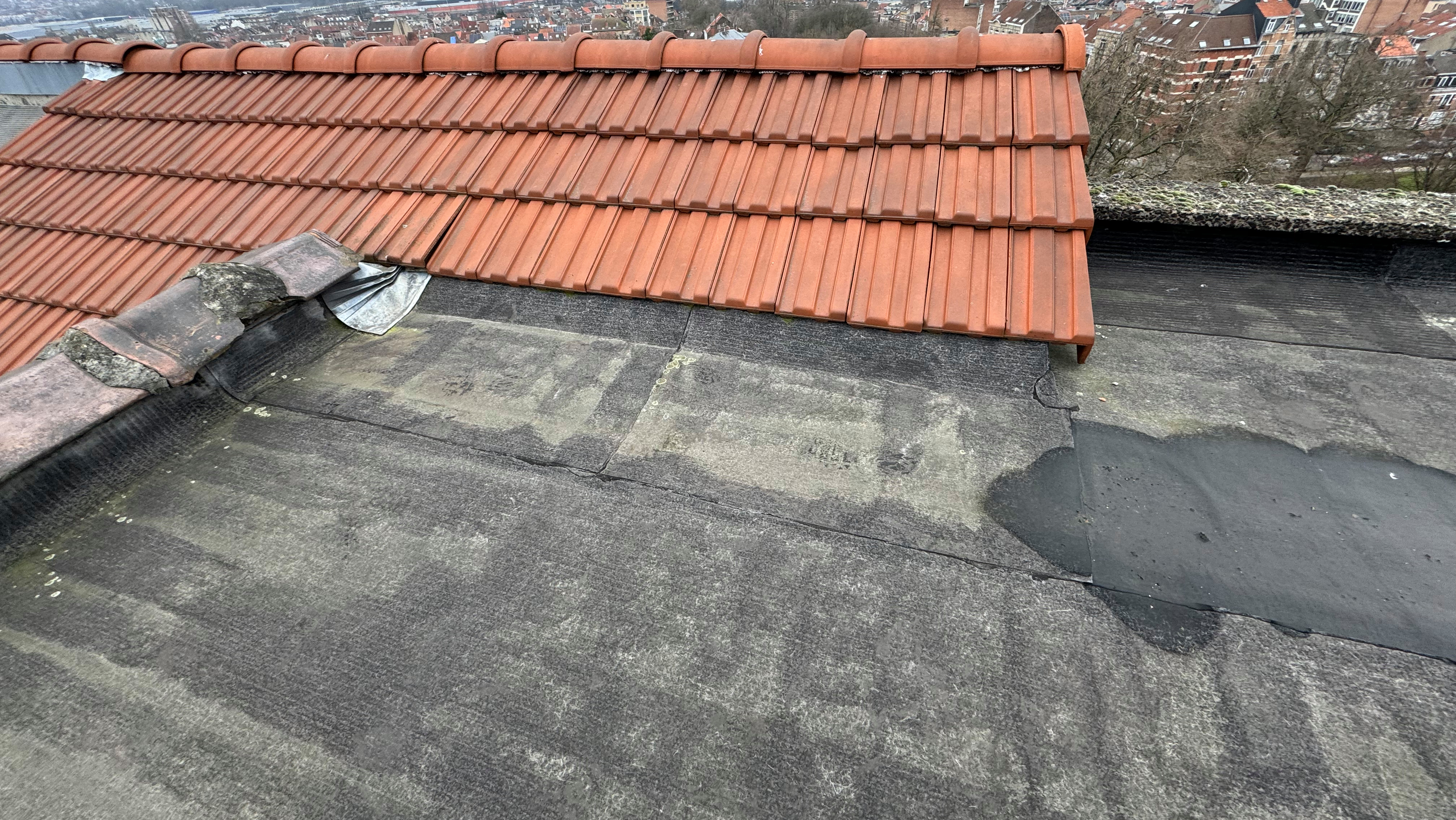 Jonction entre un toit plat et un toit en tuile