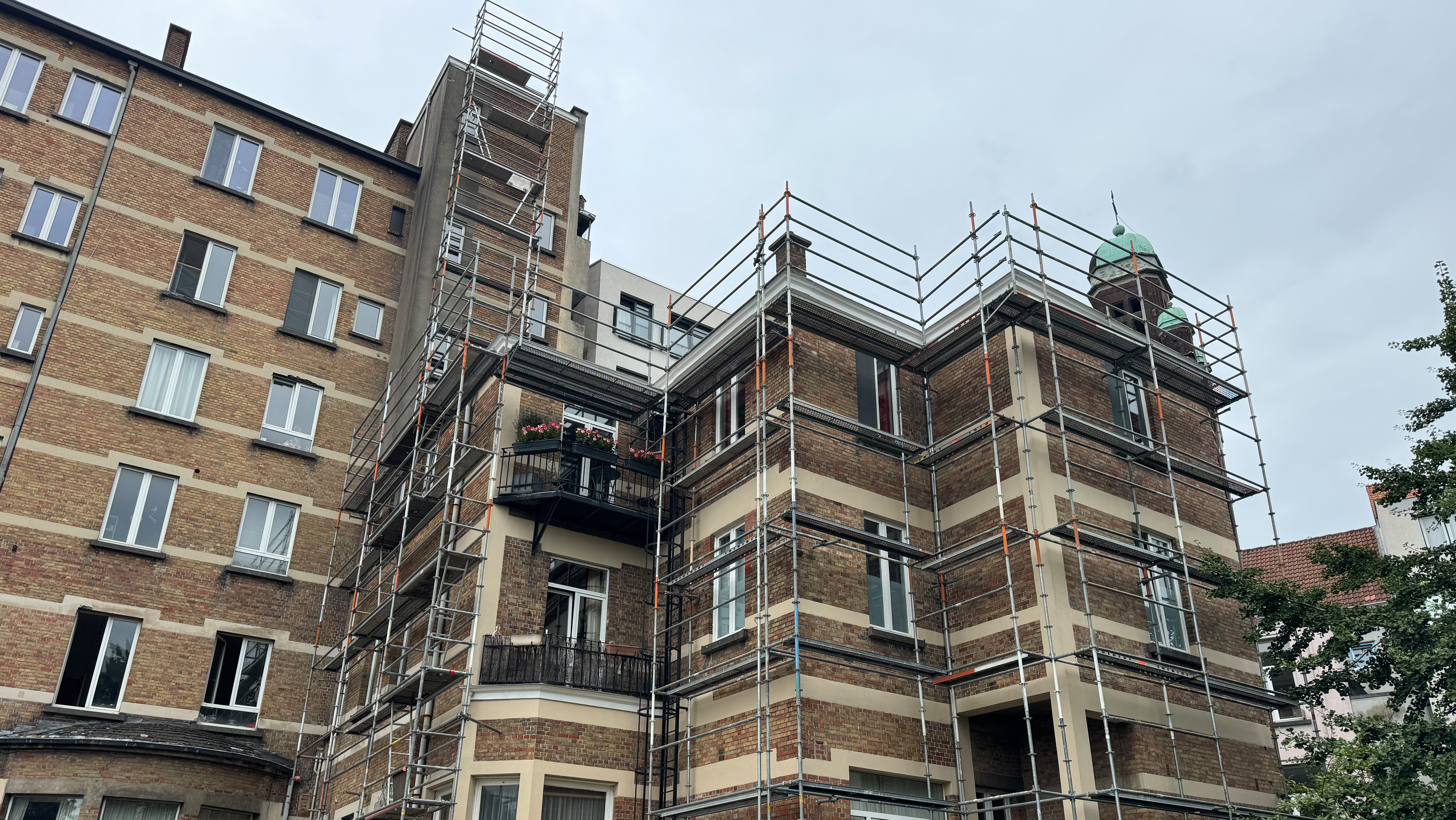 Echafaudage sur la façade arrière d'un grand bâtiment