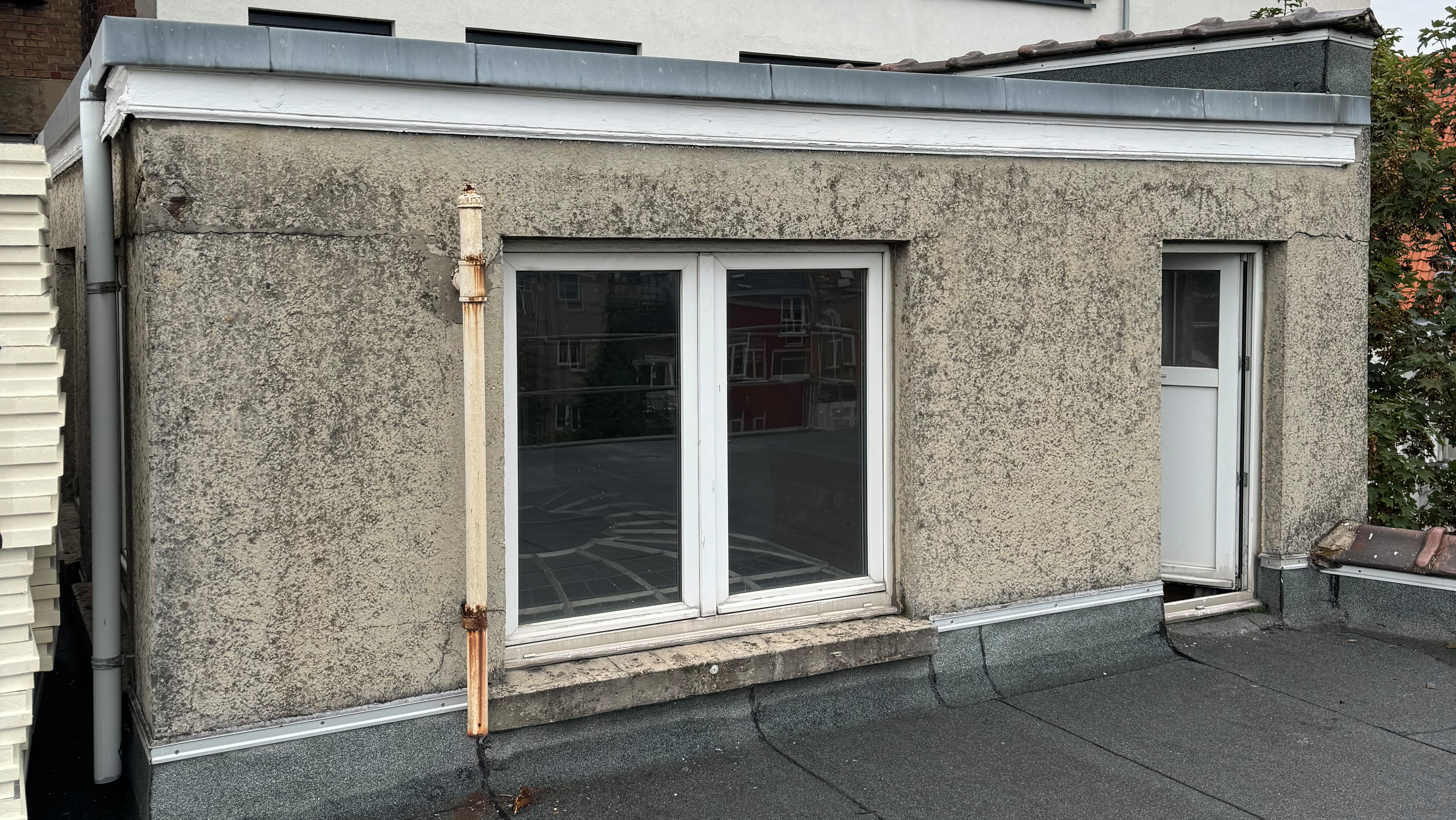 Ancienne annexe avec un mur et des accessoires détériores