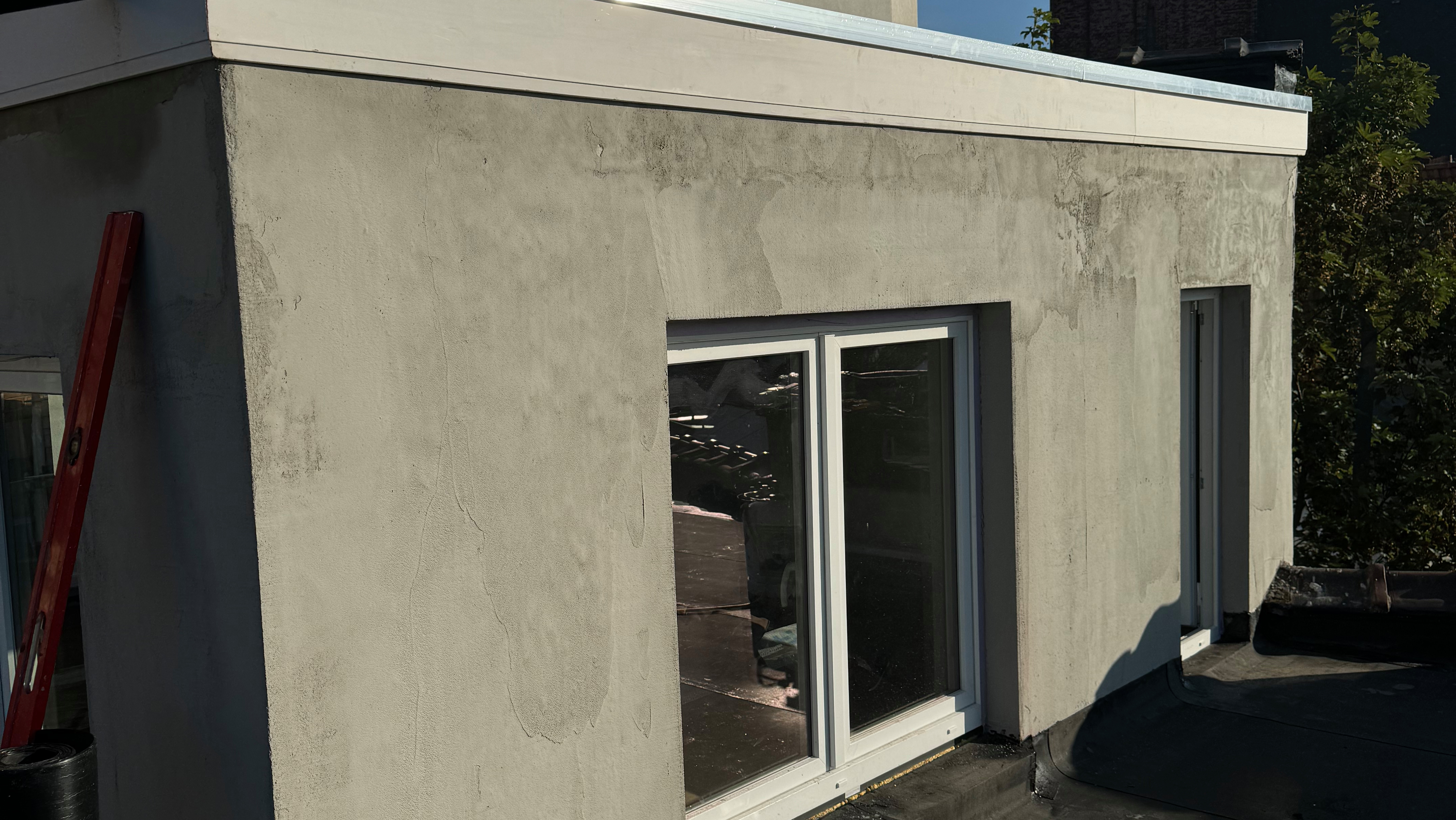 Mur de façade fraichement réparé avec un enduit