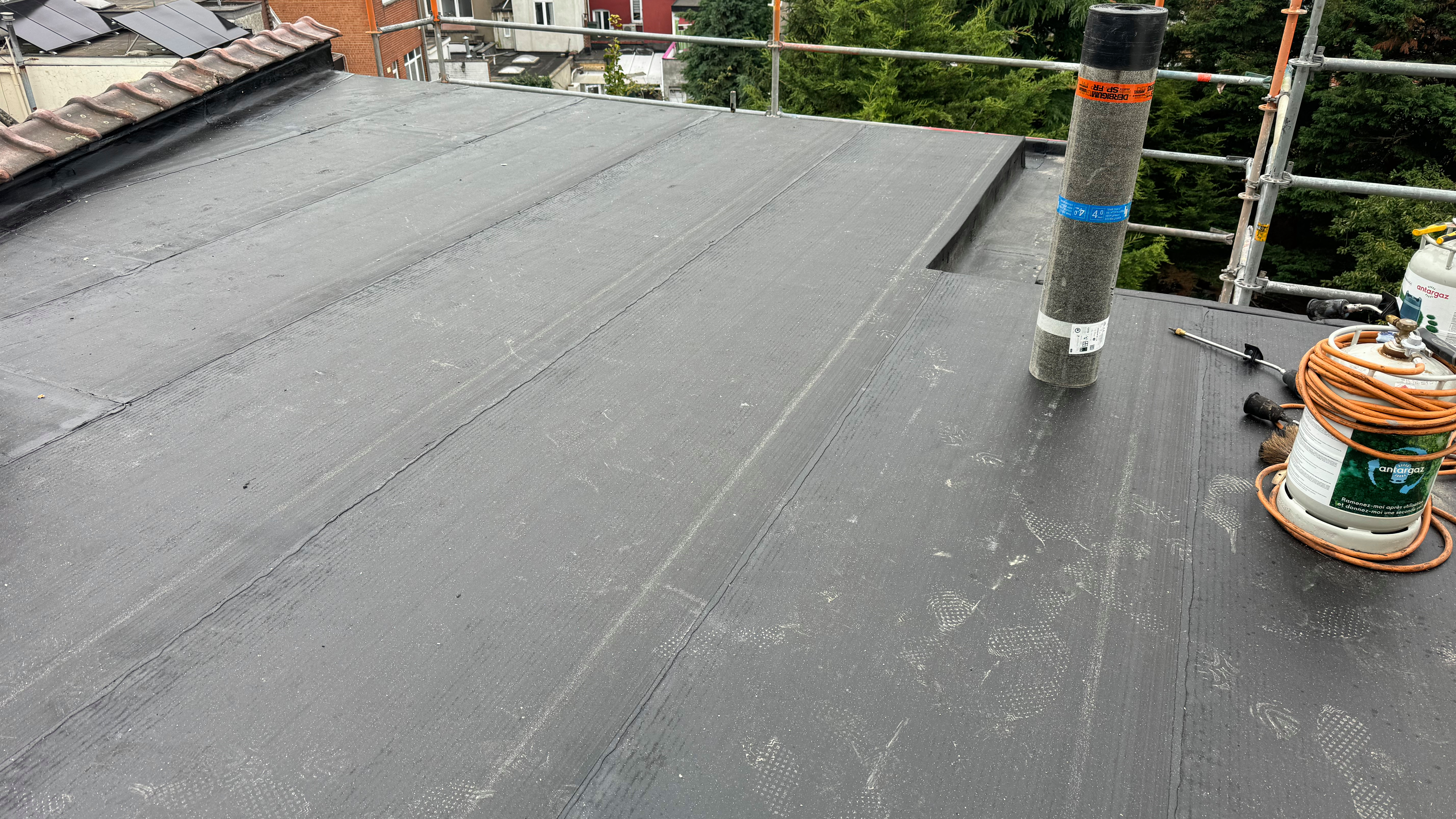 nouvelle étanchéité en roofing soudée à chaud sur une toiture plate