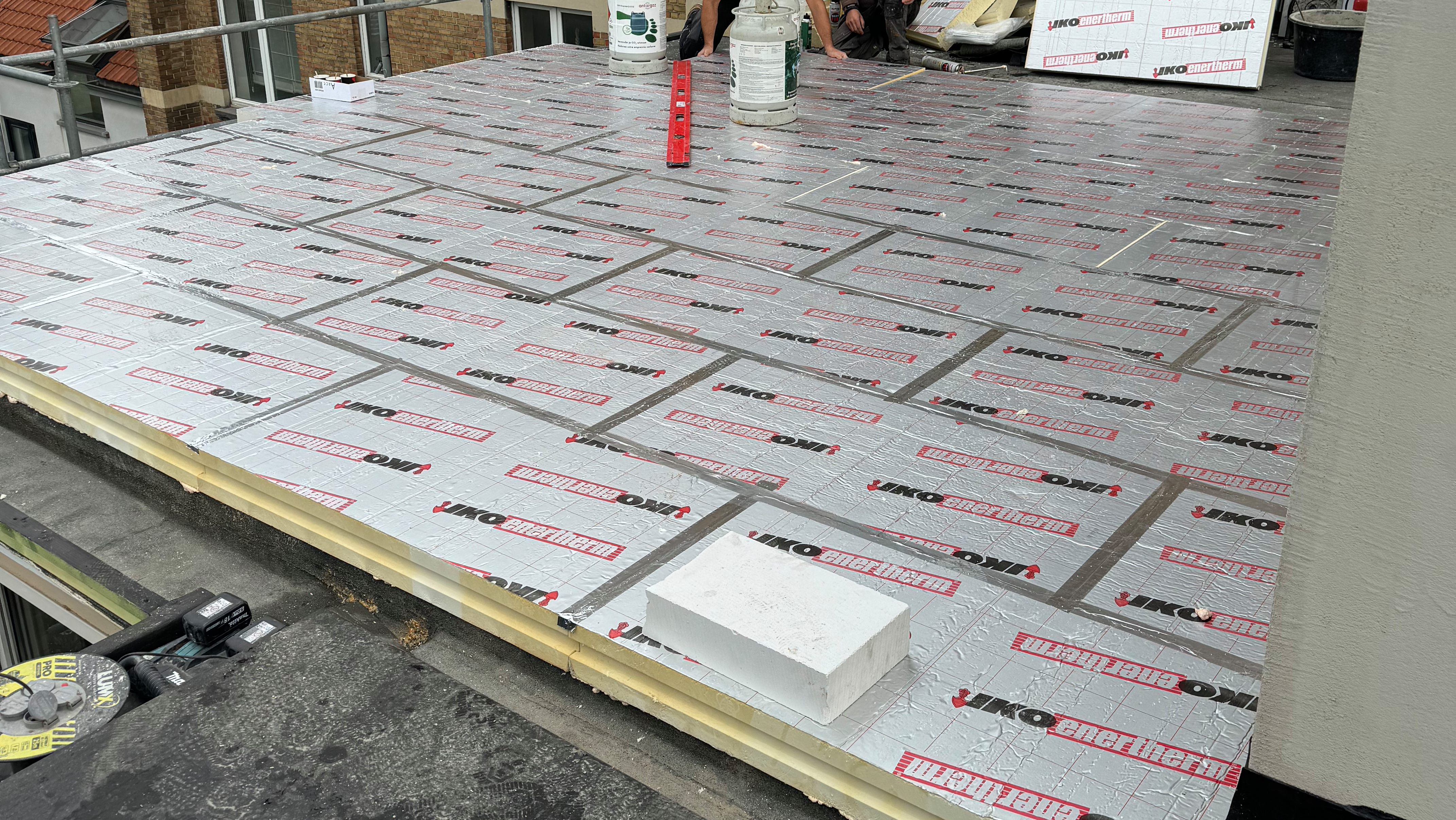 isolation de toiture plate avec des panneaux isolants haute qualité