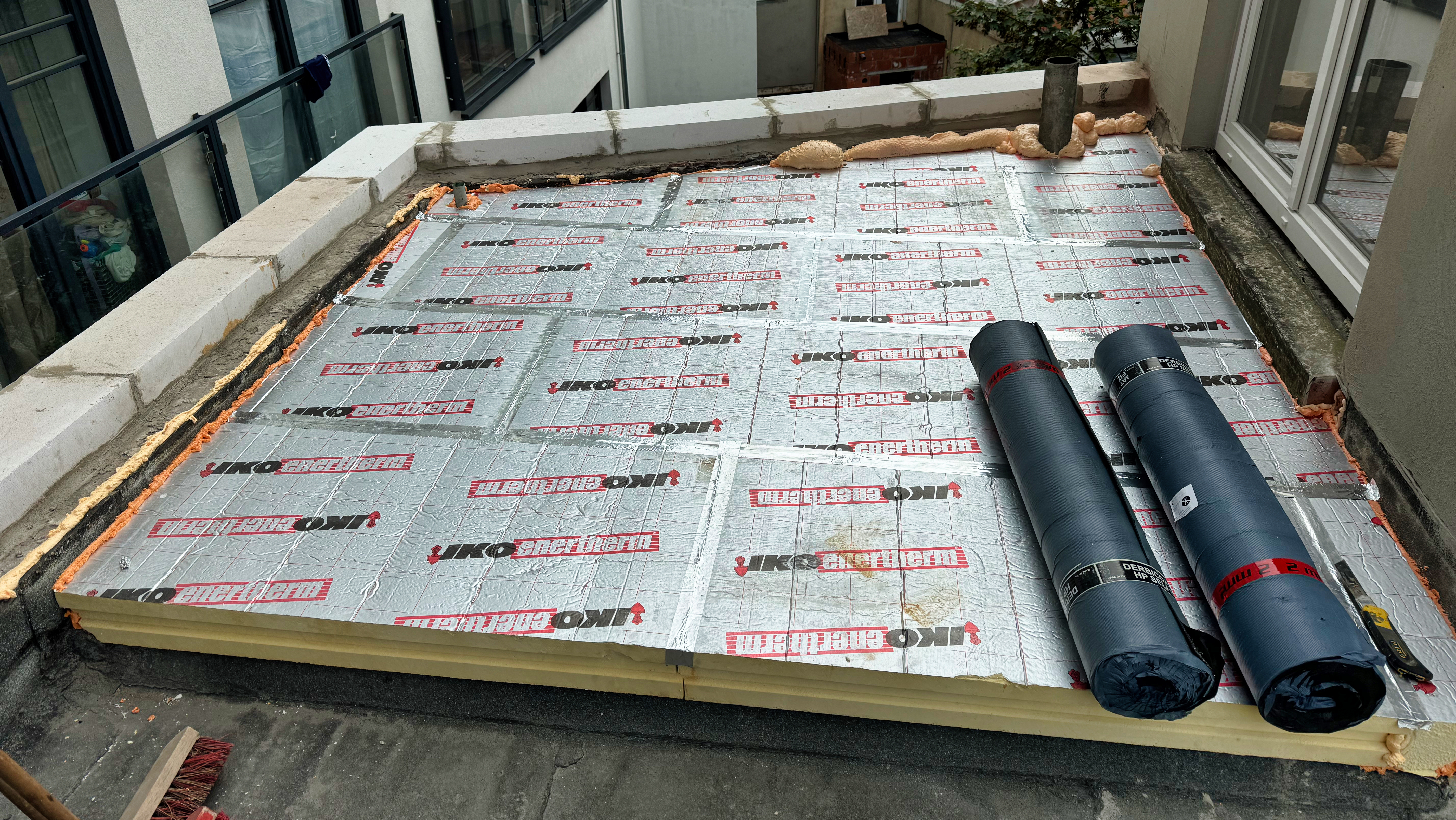 isolation d'un toit plat et remontée de maçonnerie en béton cellulaire