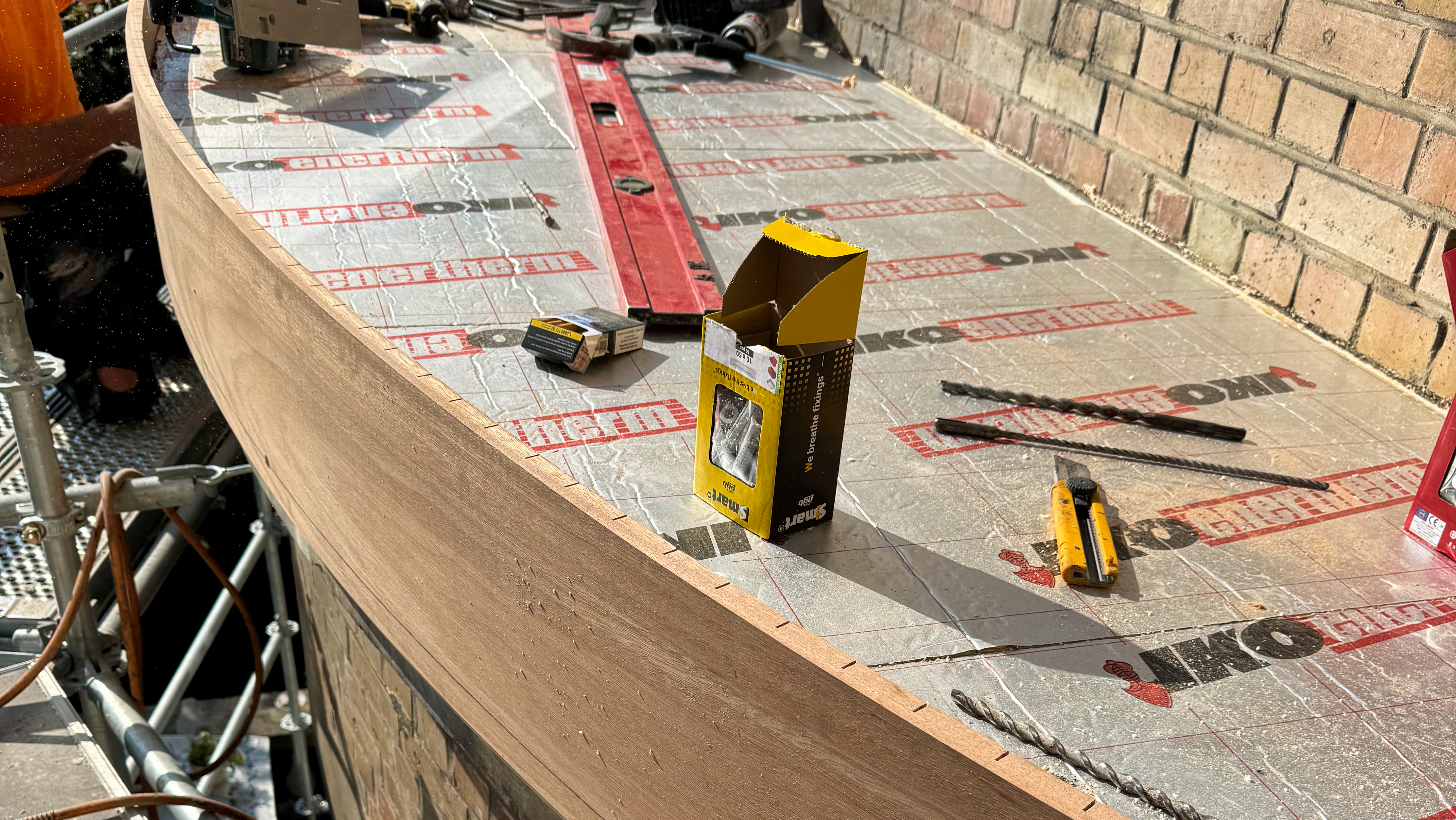 petit toit plat avec une planche de rive courbée