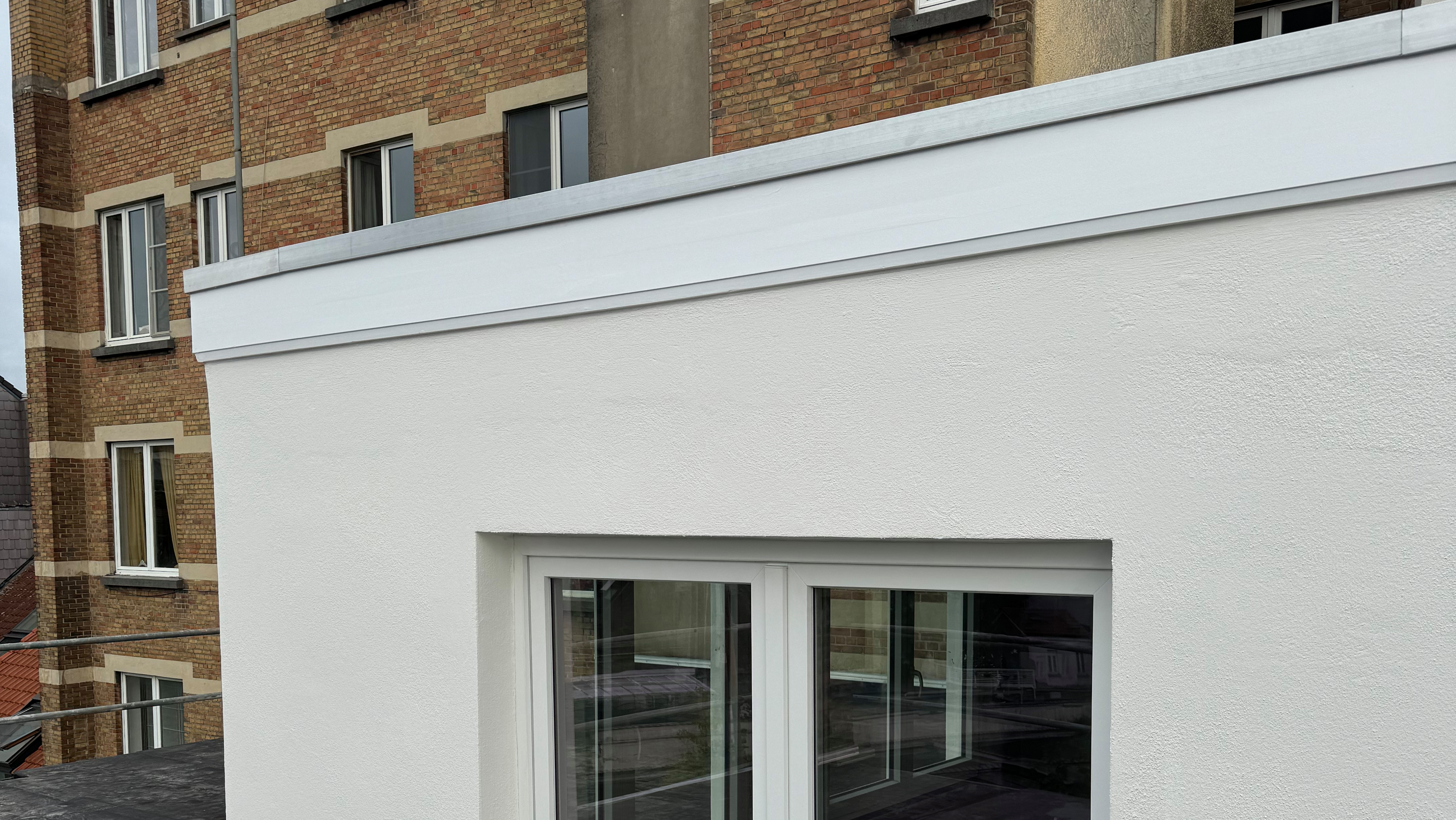 finition d'une toiture plate avec une rive aluminium